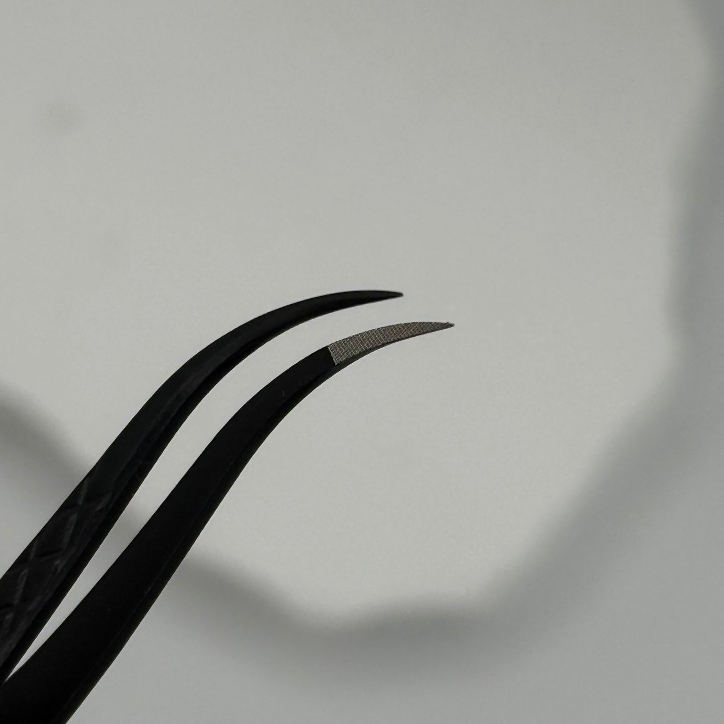 Gebogene Isolations-Pinzette mit Fiber Tip